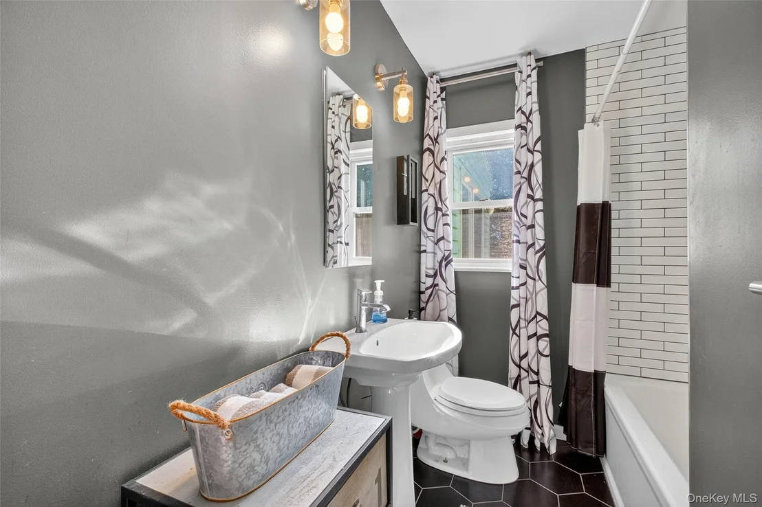 Photo of 105 Buckingham Avenue