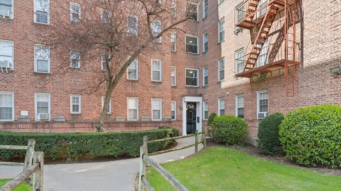 Photo of Unit B52 at 754 Bronx River Road