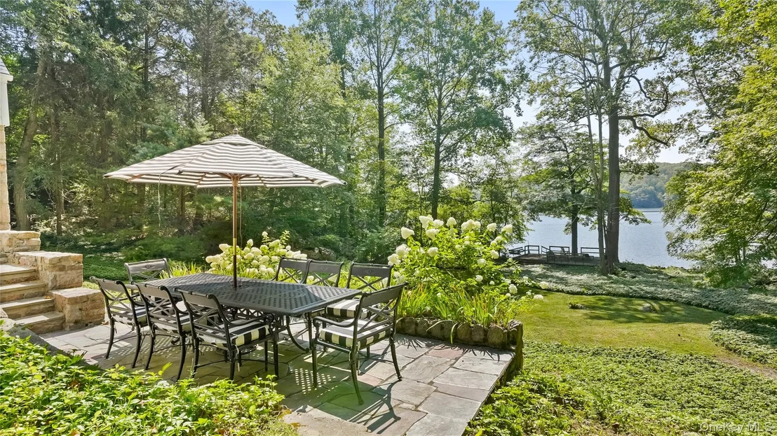 Photo of 1085 Barrett Circle W