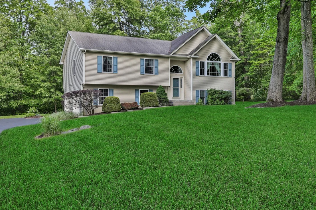 Photo of 390 LAKESIDE Road