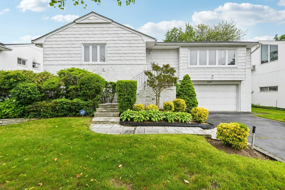Photo of 904 Woodmere Drive