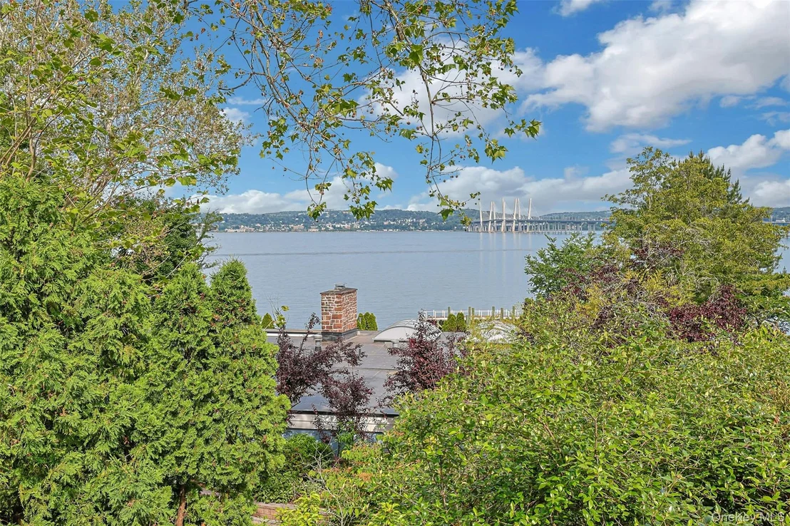 Photo of 8 Edgewater Lane