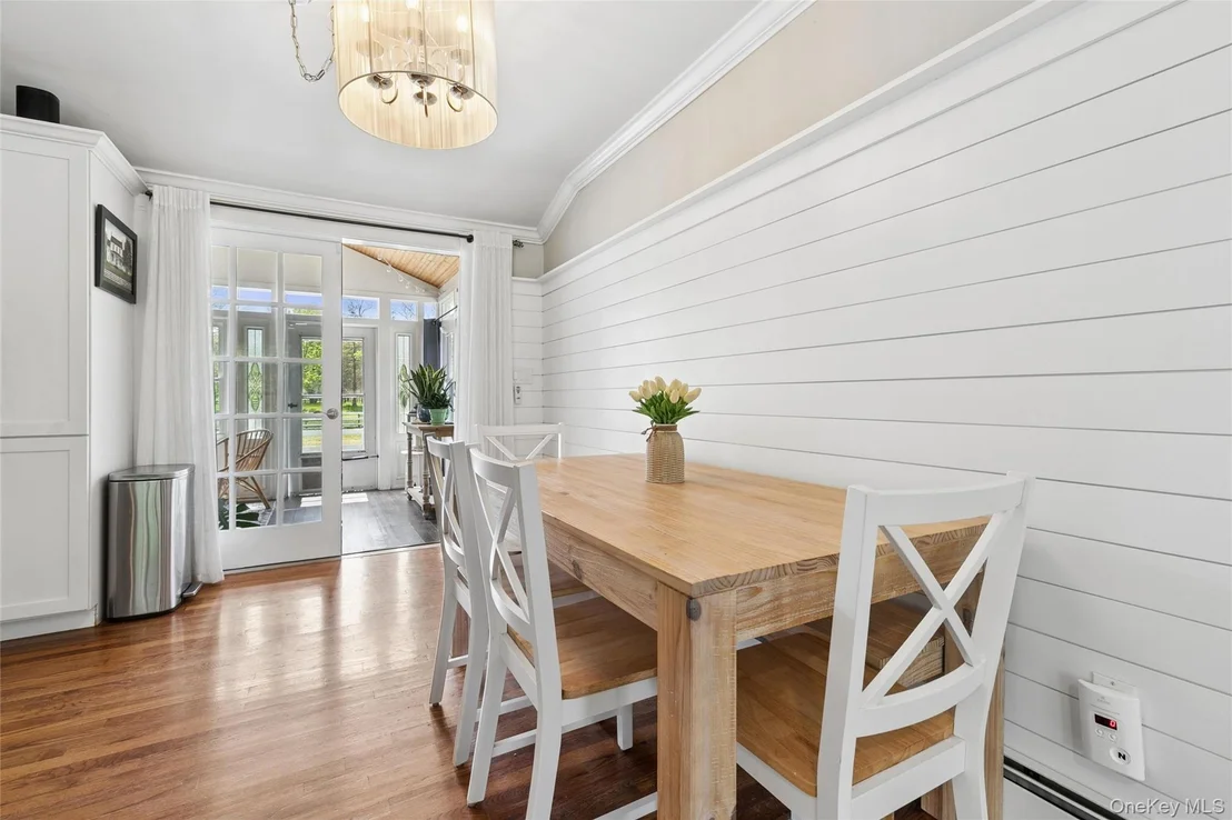 Photo of 1039 Middle Road
