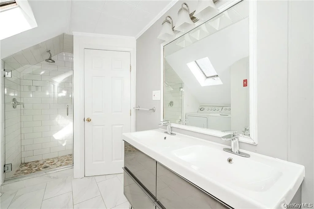Photo of 10 BELL Place