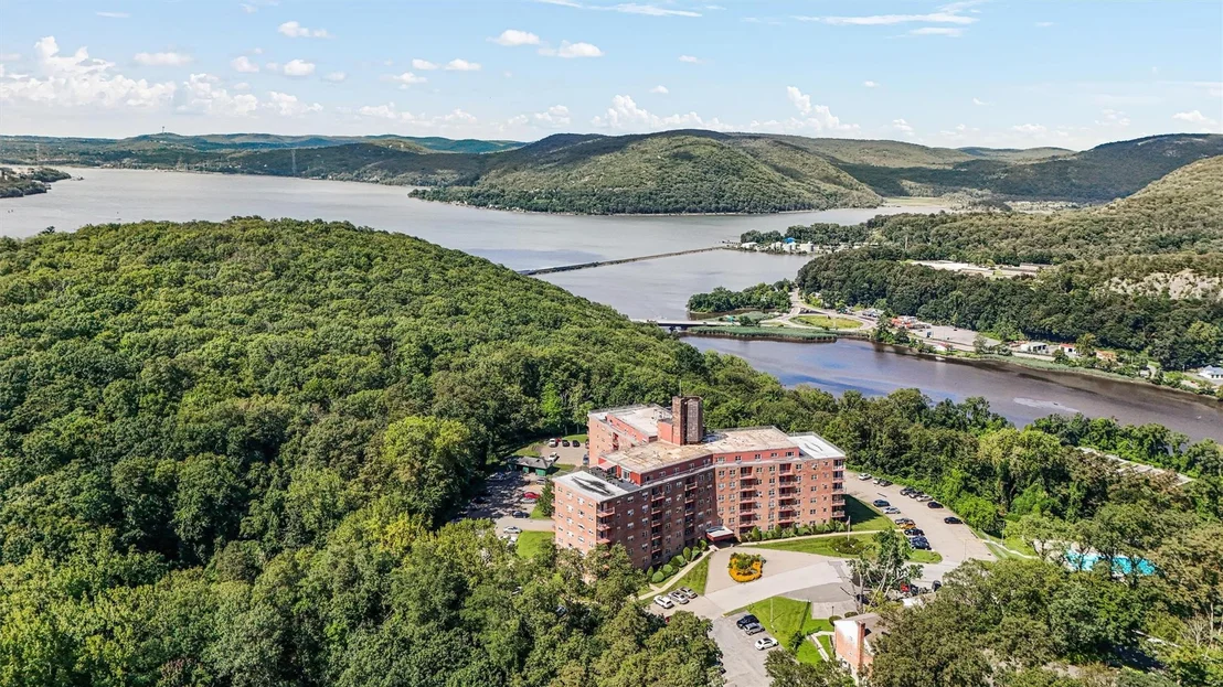 Photo of Unit 3J at 1 Lakeview Drive