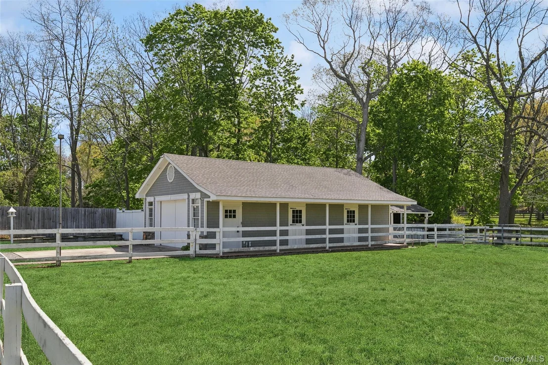 Photo of 1039 Middle Road