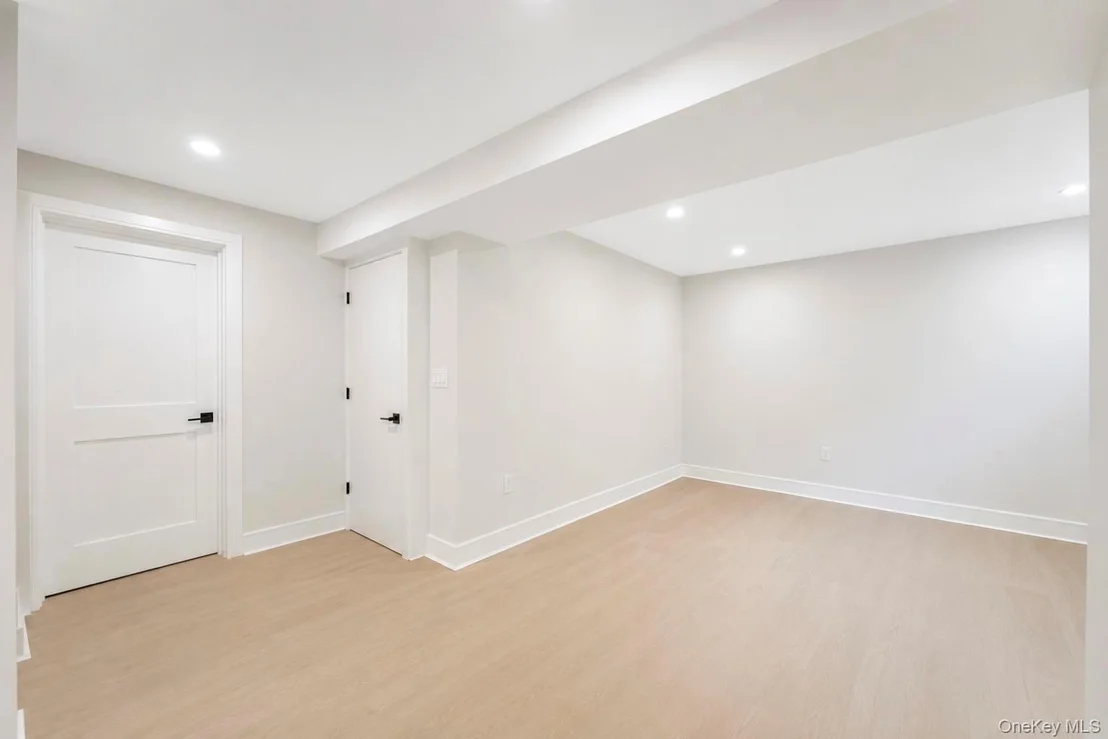 Photo of 949 Midway