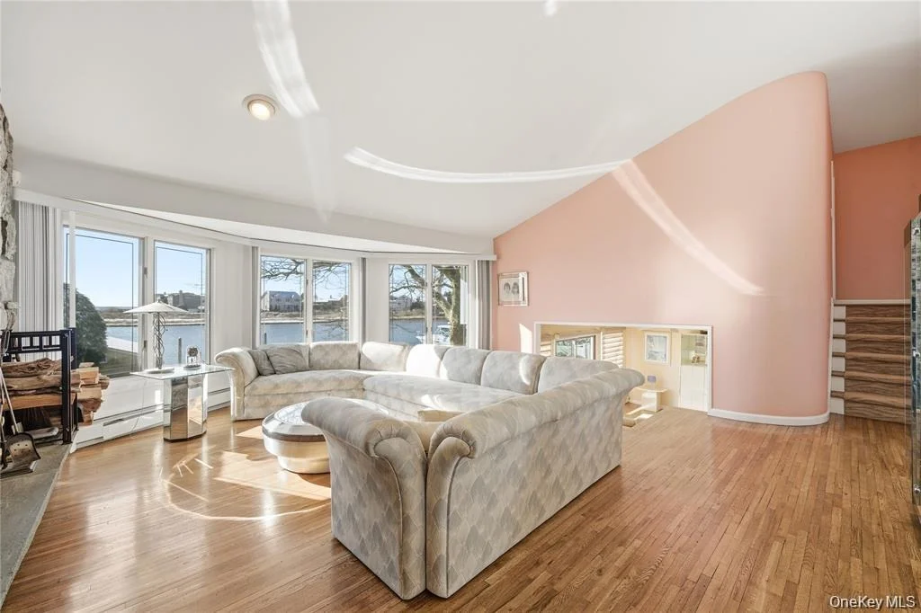 Photo of 3094 Riverside Drive