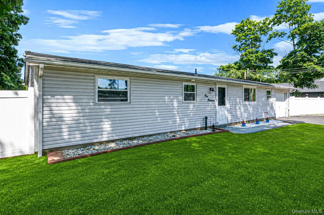 Photo of 100 Patchogue Holbrook Road