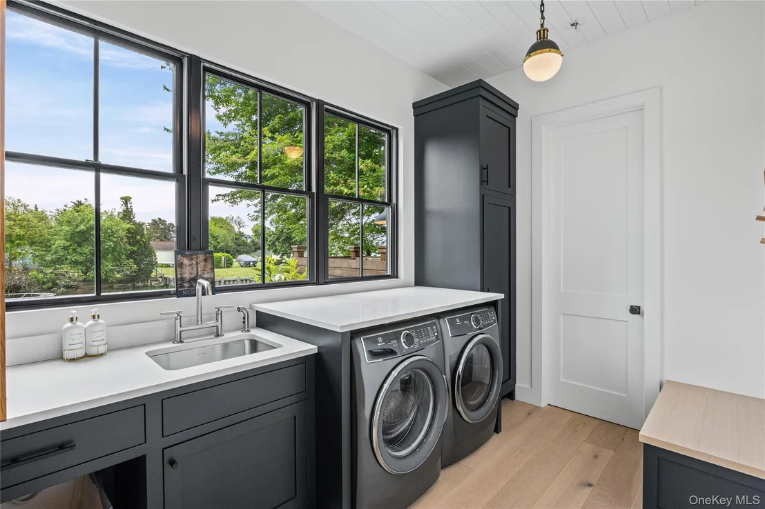 Photo of 405 Williamsburgh Drive