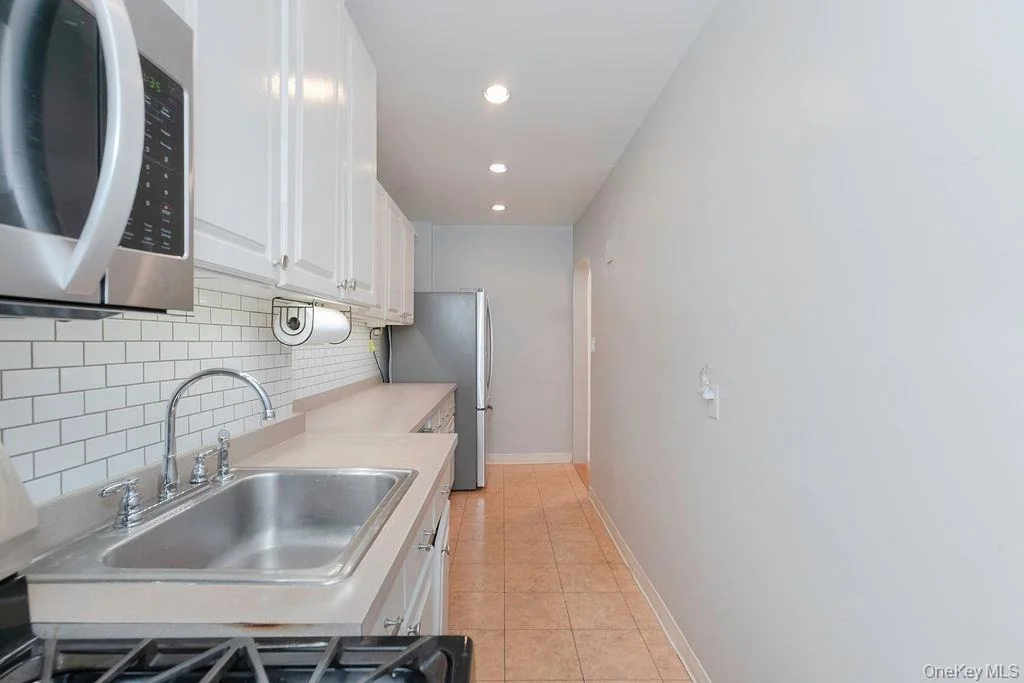 Photo of Unit 6G at 765 Bronx River Rd