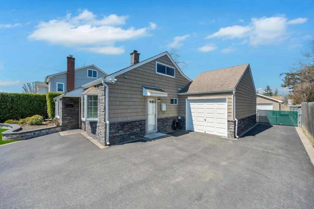 Photo of 61 Maple Street