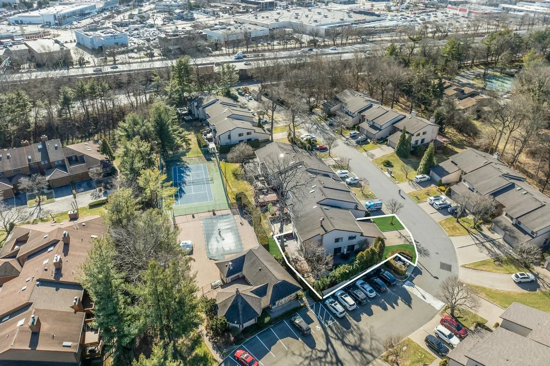 Photo of Unit END at 12 Maple Run Drive