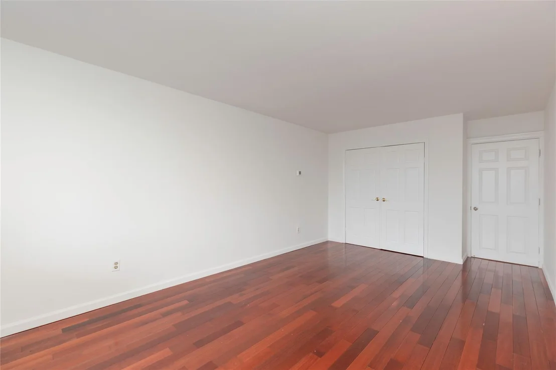 Photo of Unit 607 at 1374 Midland Avenue
