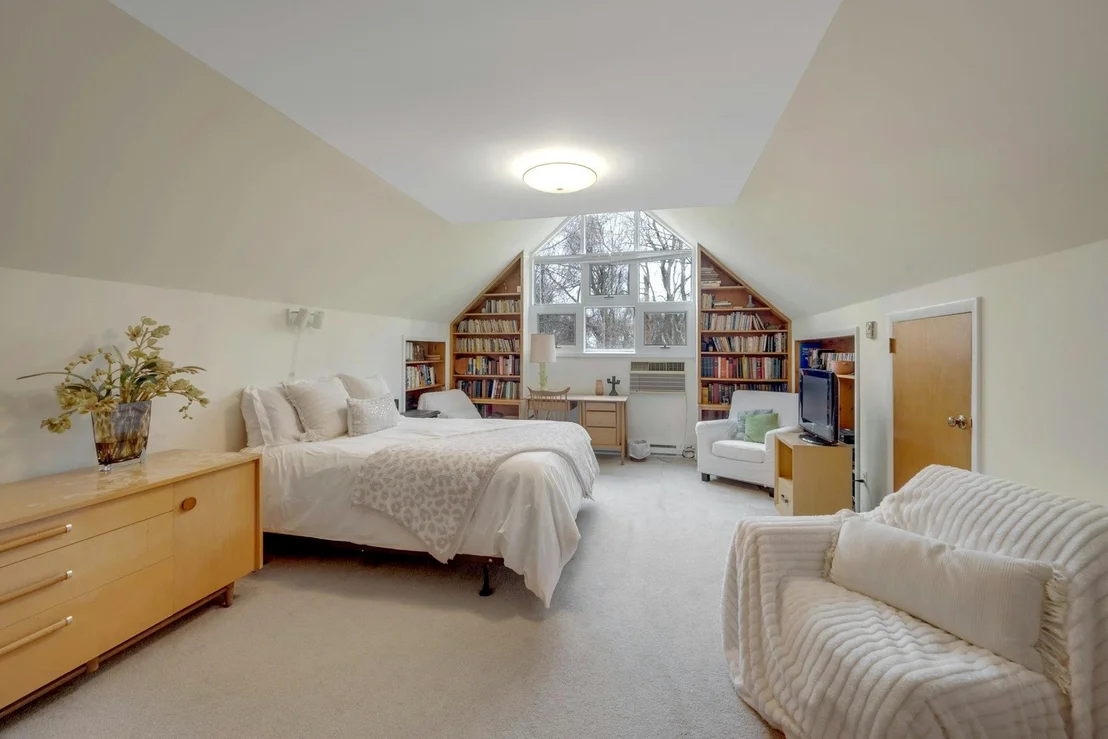 Photo of 180 N Hampton Drive