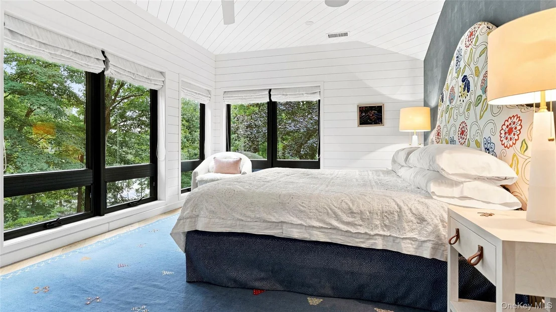 Photo of 1114 Barrett Circle W