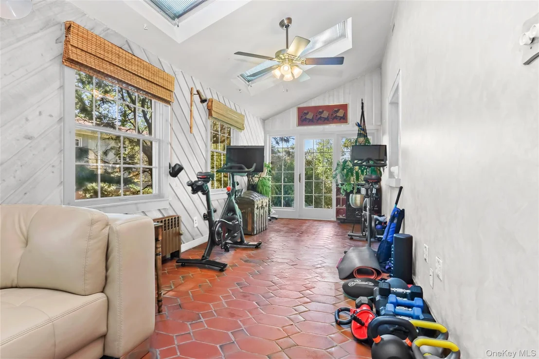 Photo of 889 James Street