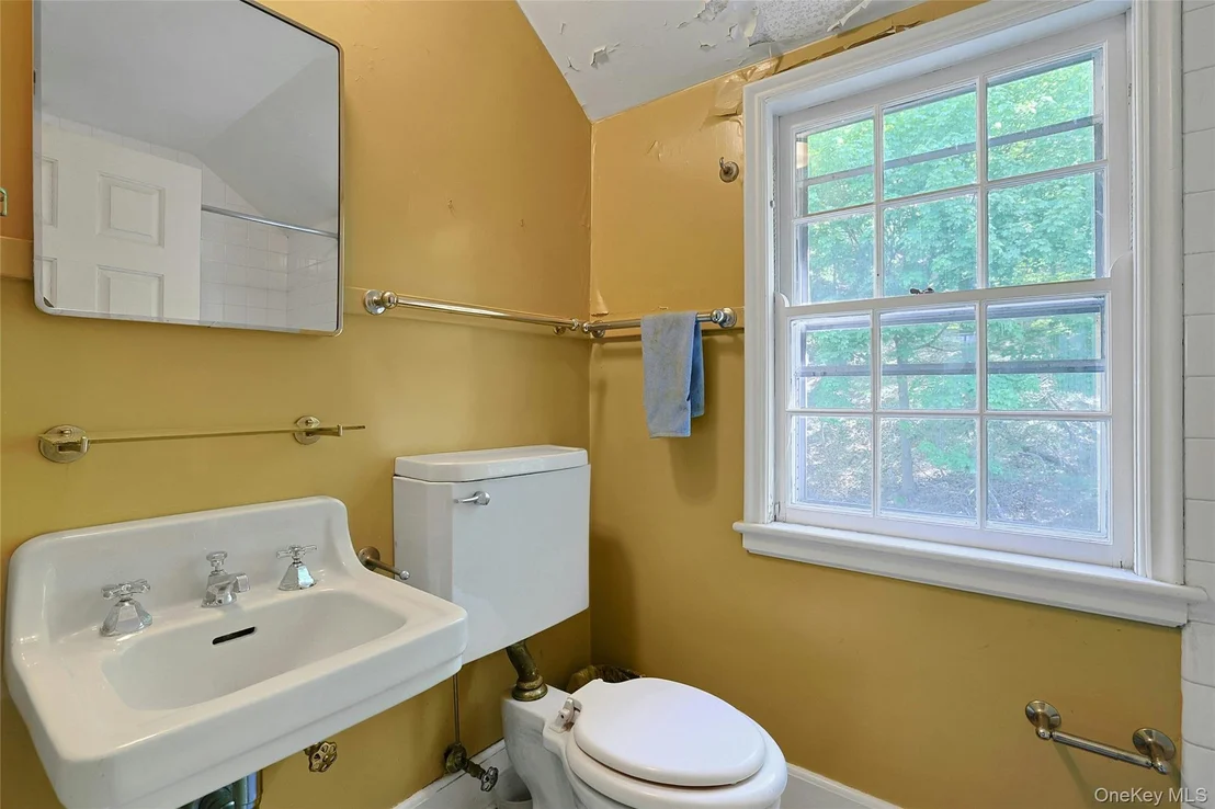 Photo of 982 Bradley Parkway