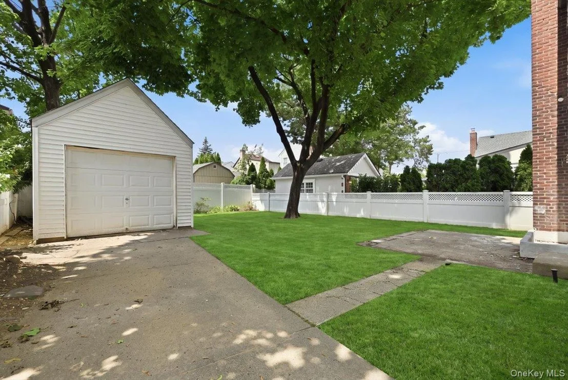 Photo of 415 Leonard Boulevard