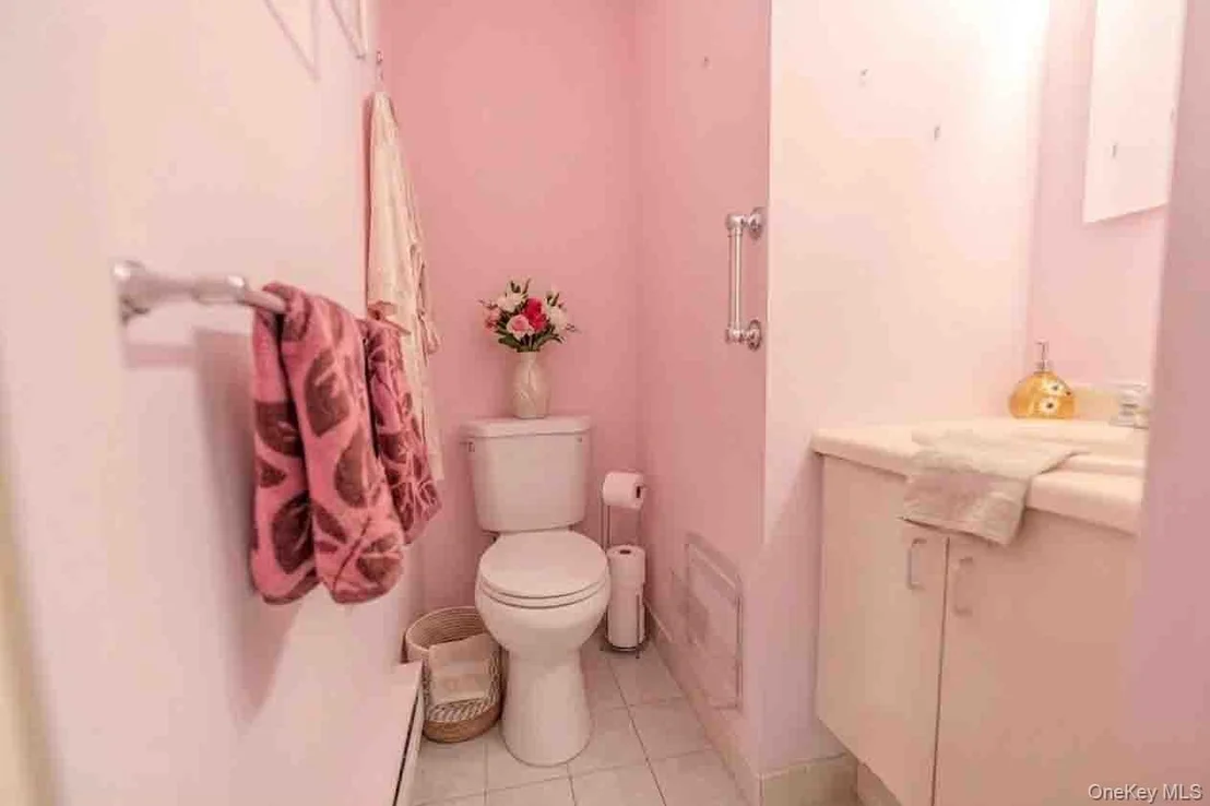 Photo of Unit 704 at 2355 Pershing Boulevard