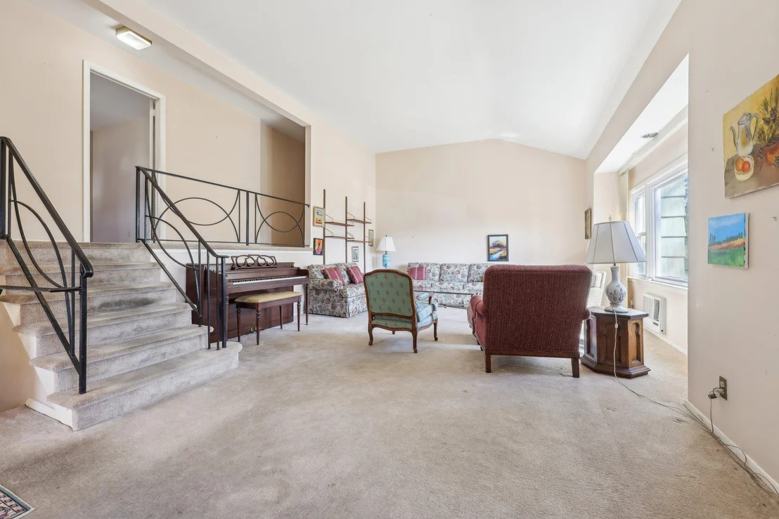 Photo of 37 Mohegan Lane