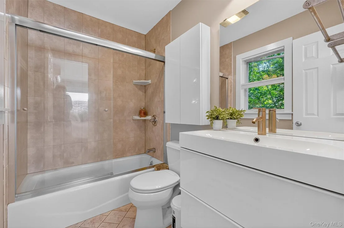 Photo of 60 LAKEVIEW DR