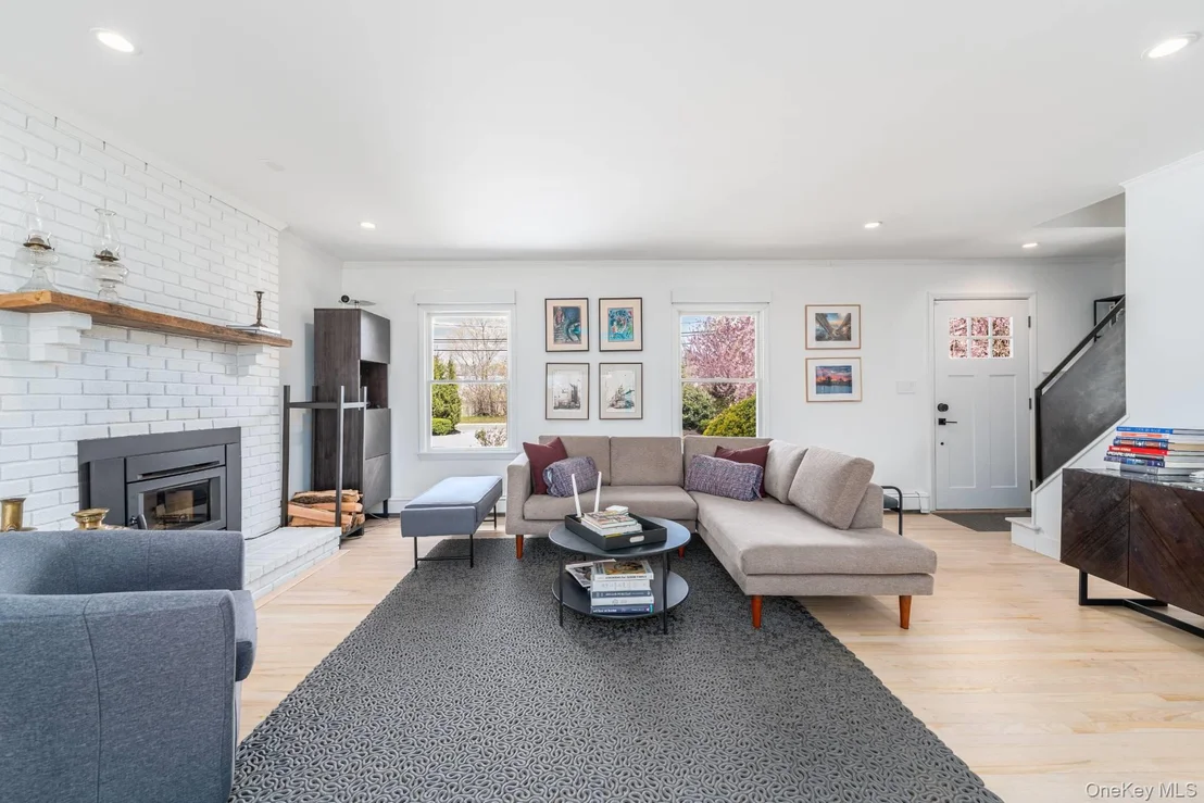 Photo of 213 Herricks Lane