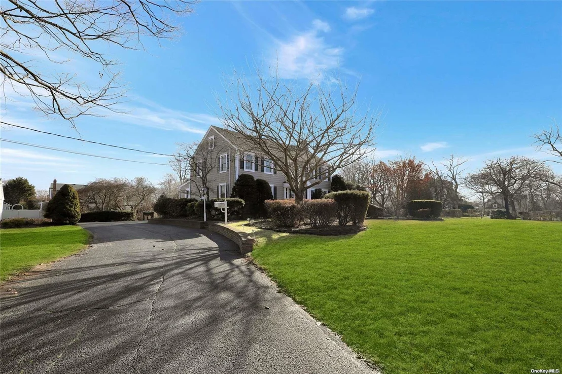 Photo of 87 W Islip Road