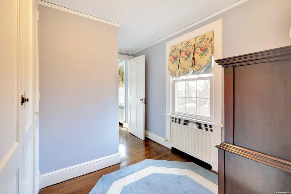 Photo of 87 W Islip Road