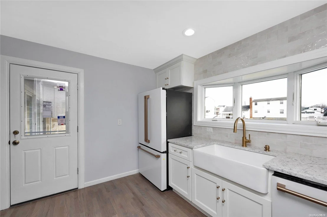 Photo of 324 Clocks Boulevard