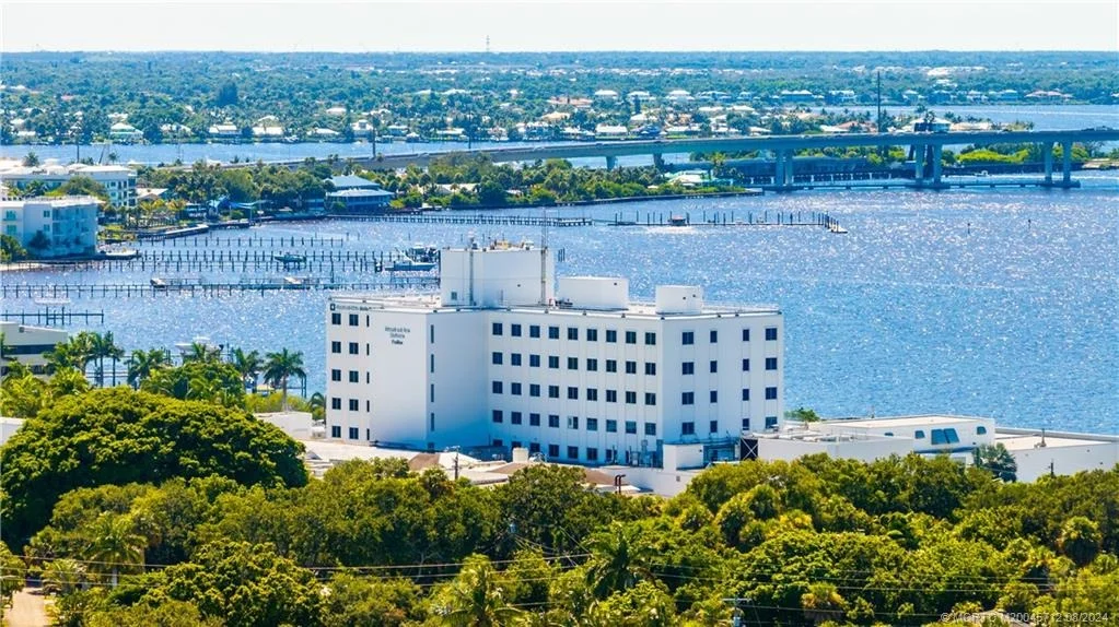Photo of 932 SE Riverside Drive