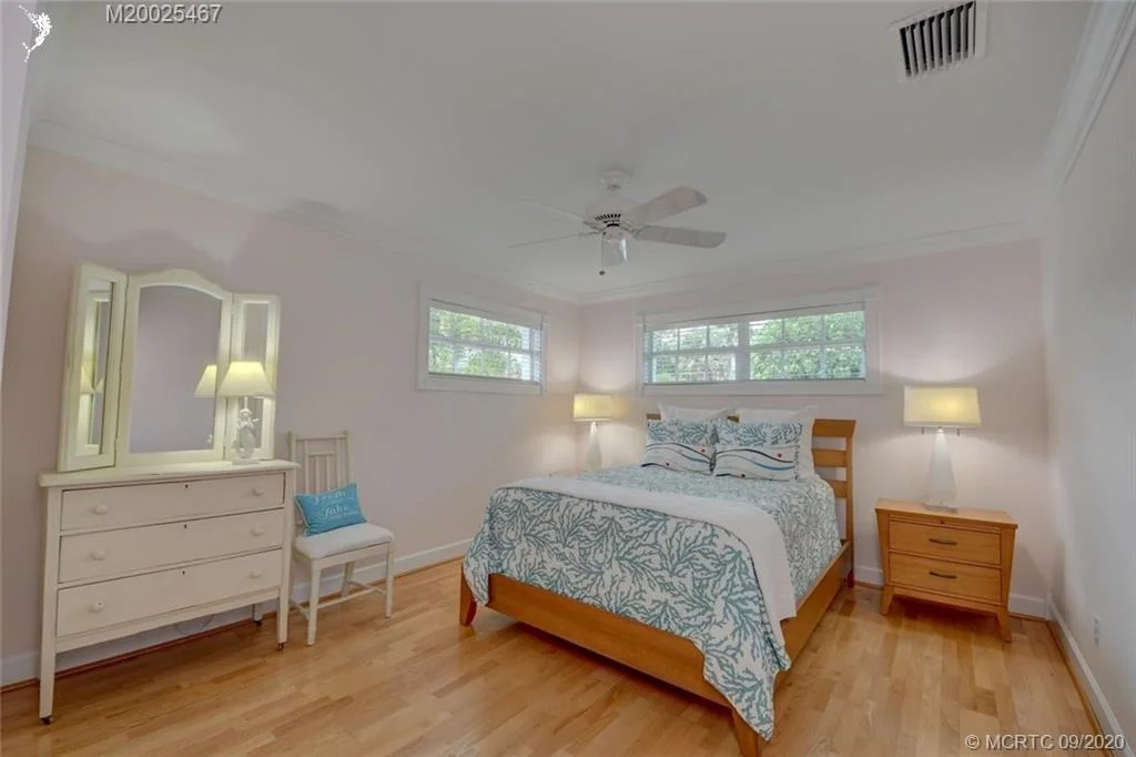 Photo of 904 SE Riverside Drive