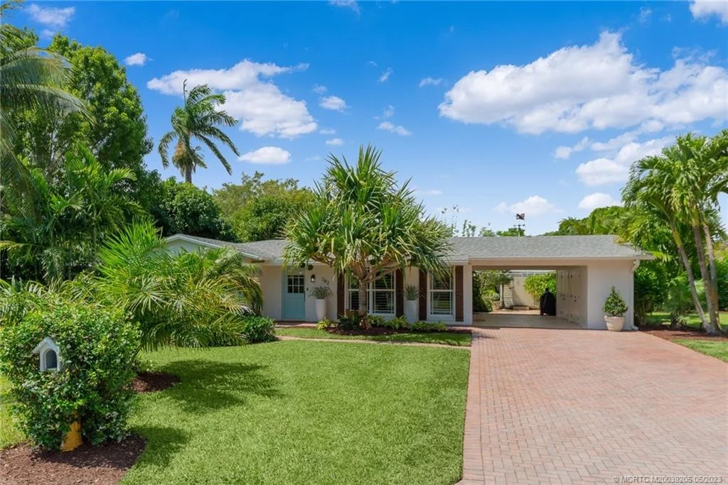 Photo of 382 SE Edgewood Drive