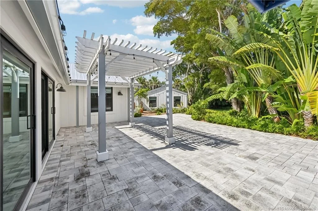 Photo of 200 SE Pelican Drive