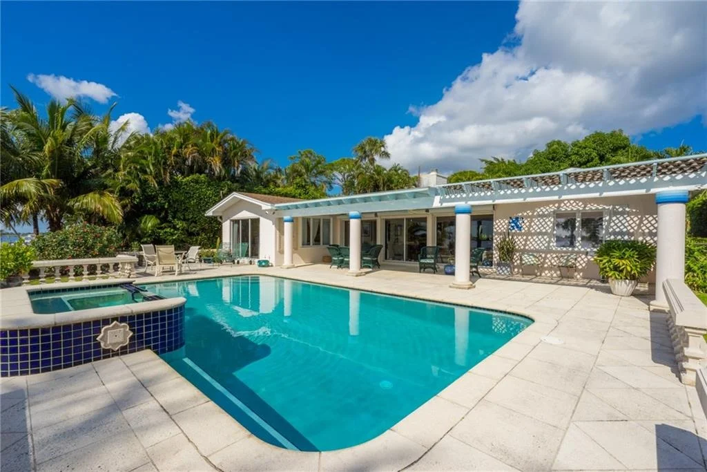 Photo of 611 NW Sunset Drive