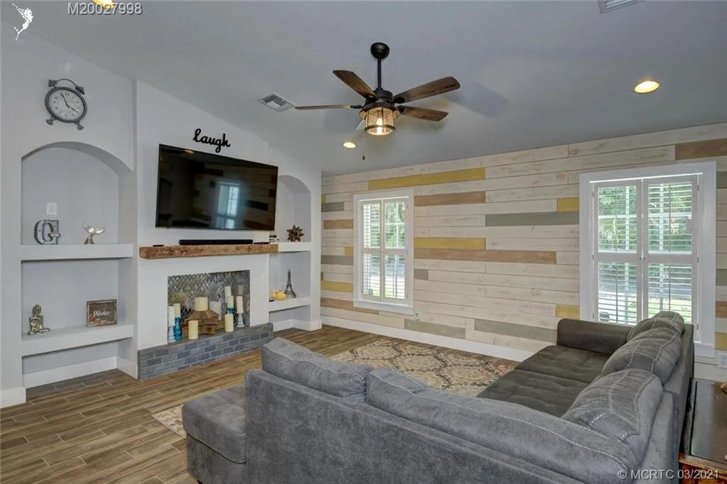 Photo of 320 SE Pelican Drive