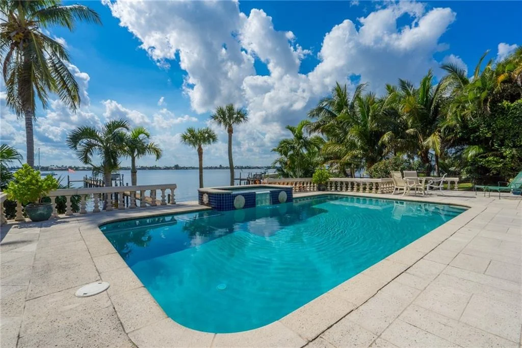 Photo of 611 NW Sunset Drive