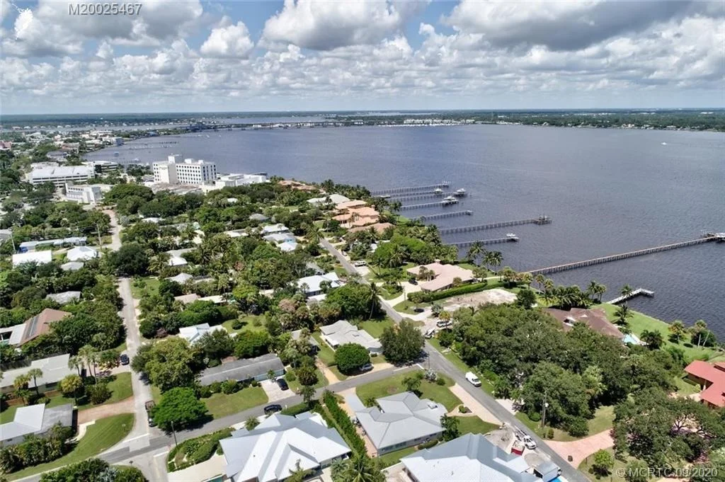 Photo of 904 SE Riverside Drive