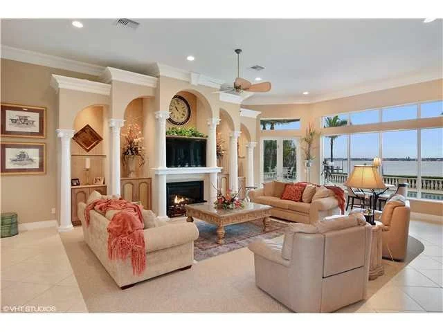 Photo of 825 SE Riverside Drive