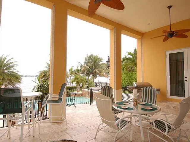Photo of 705 SE RIVERSIDE Drive
