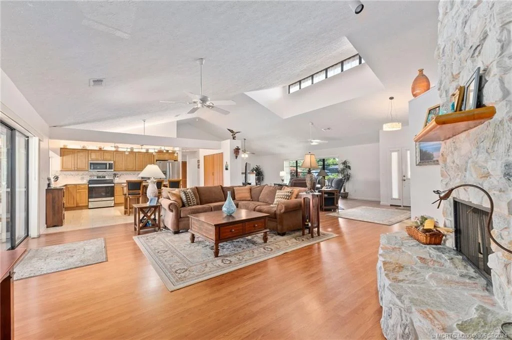 Photo of 919 NE Juniper Place