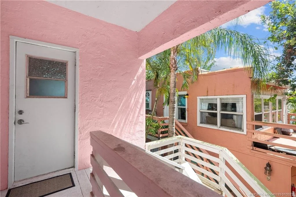 Photo of Unit 3 at 417 SE Coconut Avenue