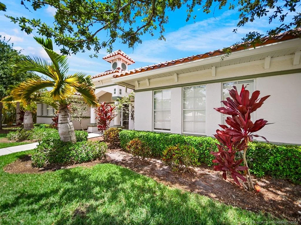 Photo of 561 NW Red Pine Way
