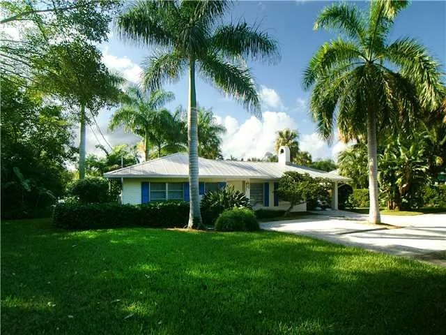 Photo of 324 SE Cardinal Way