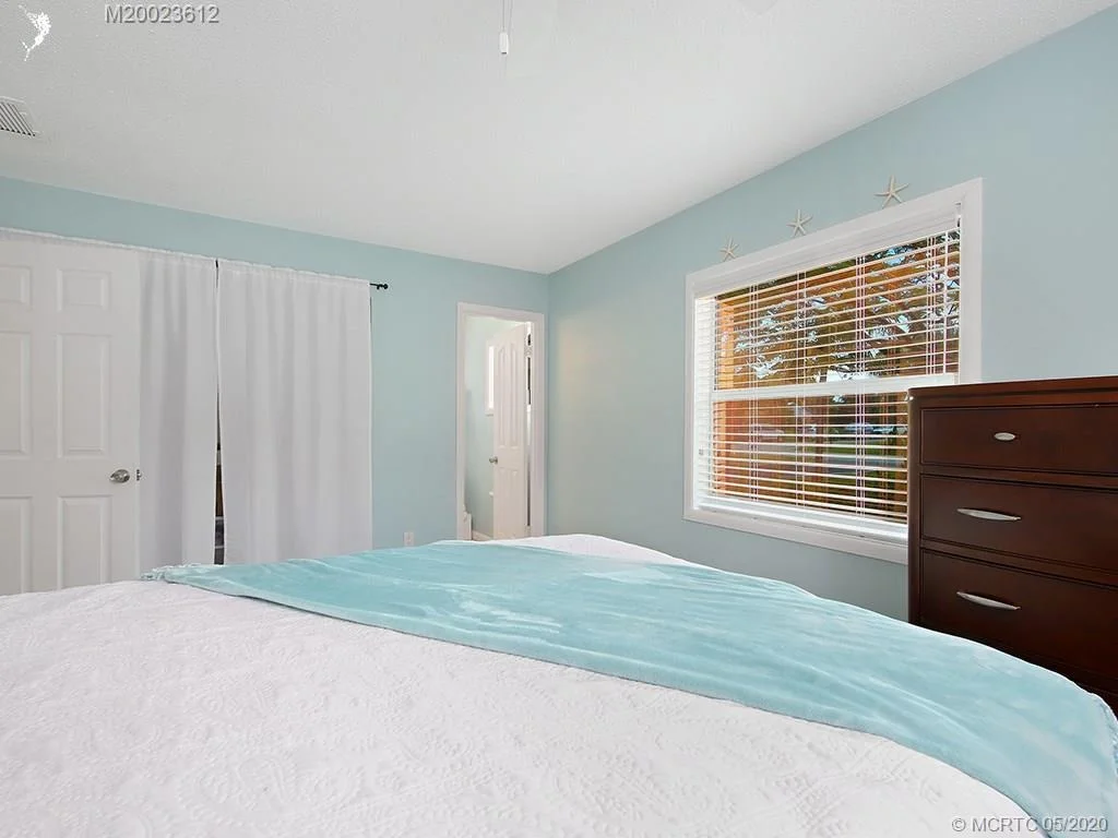 Photo of 702 SE Dolphin Drive