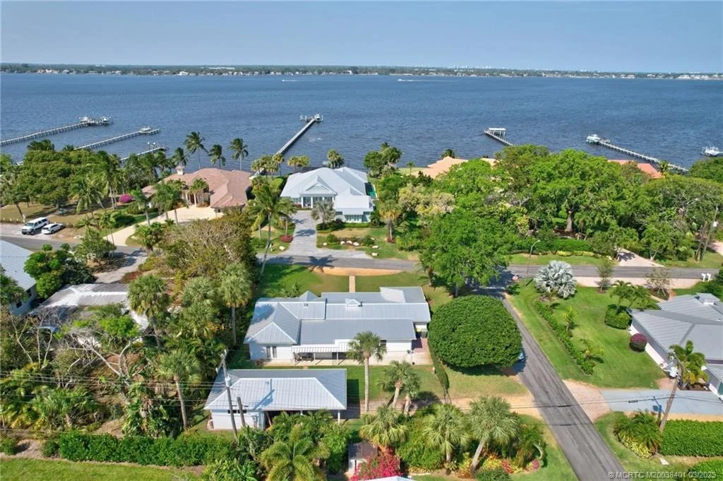 Photo of 834 SE Riverside Drive