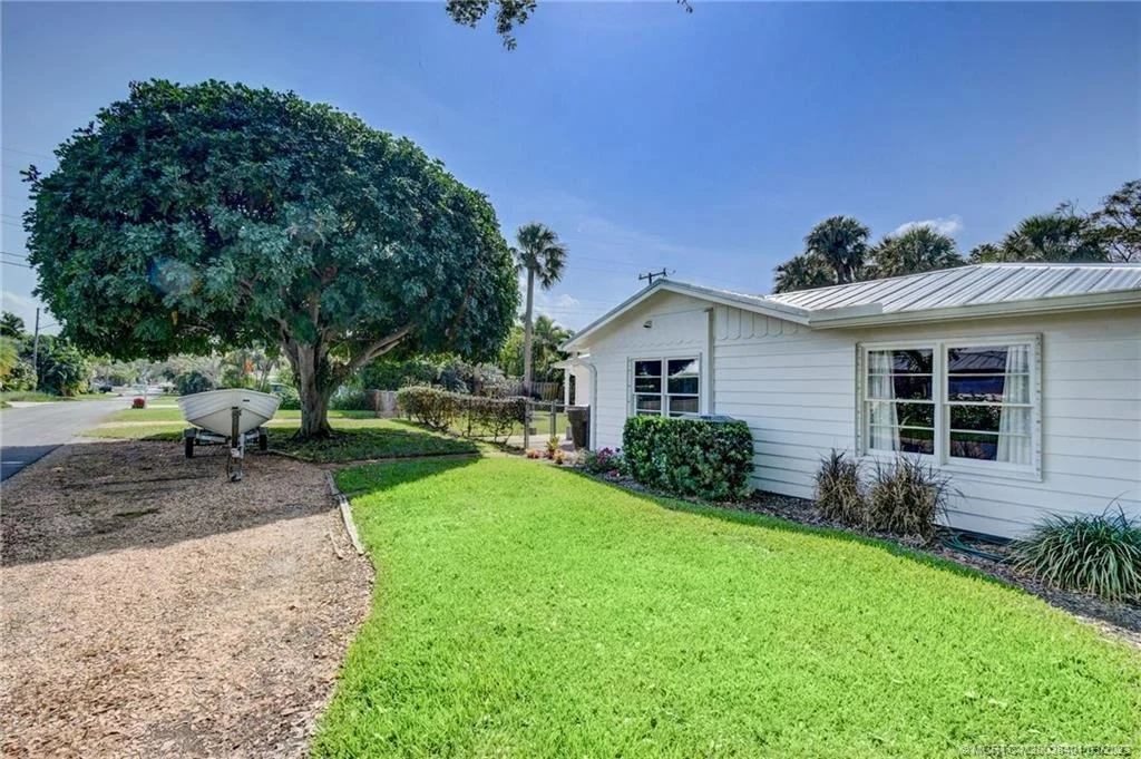 Photo of 834 SE Riverside Drive