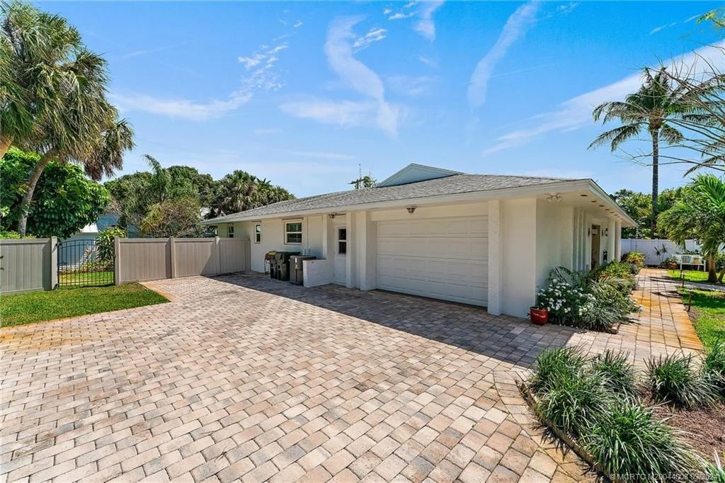 Photo of 333 SE Oriole Avenue