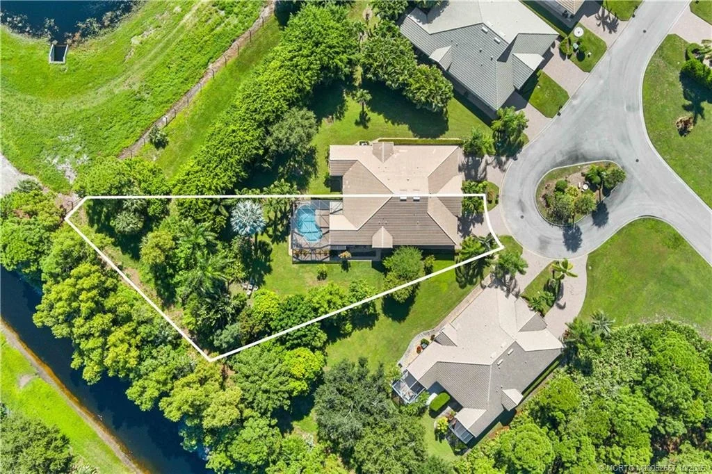 Photo of 691 NW Red Pine Way