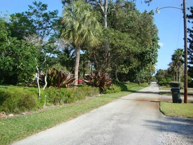 Photo of 216 SE Hibiscus Avenue